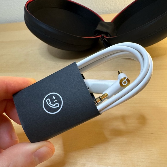 Beats Studio3 Over-Ear Bluetooth Headphones in White w/ Pure ANC - Picture 6 of 15